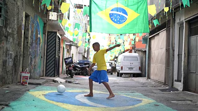 一个巴西小孩在街上踢足球视频下载