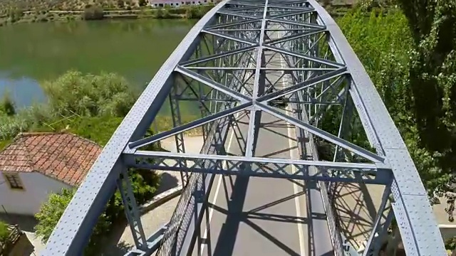老式铁桥上的老式摩托车视频素材