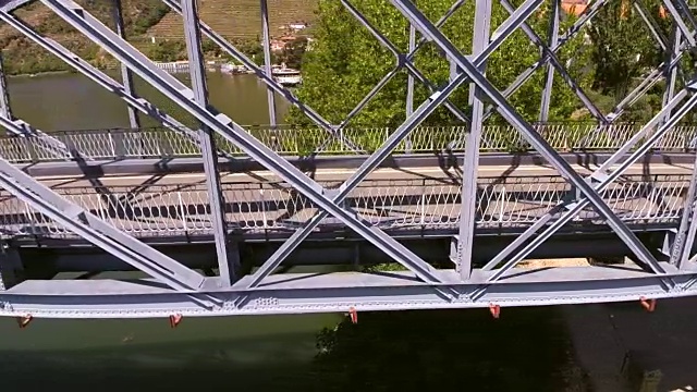 老式铁桥上的老式摩托车视频下载