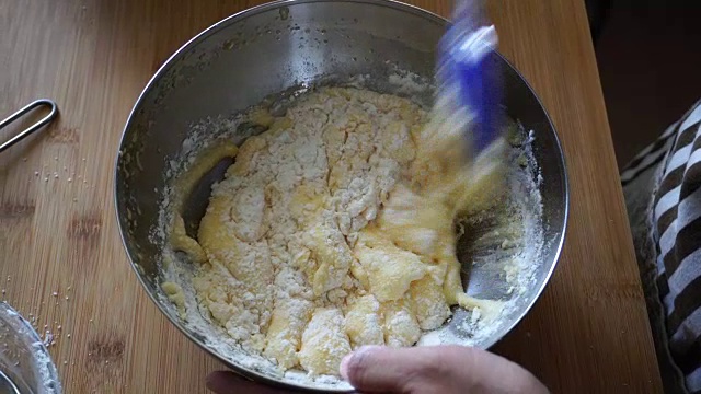 自制饼干:搅拌面粉和鸡蛋视频下载