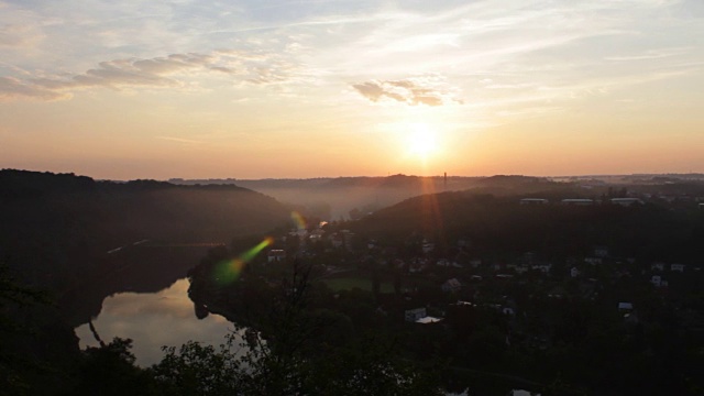 伏尔塔瓦河的日出。捷克共和国视频下载