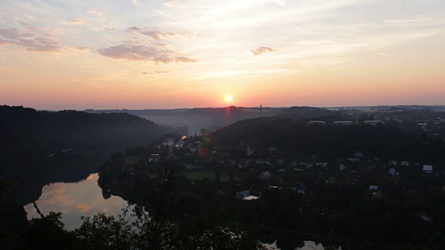伏尔塔瓦河的日出曲流。捷克共和国视频下载