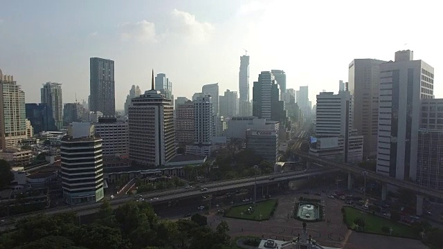 公共公园在曼谷的地标Silom路前面视频素材