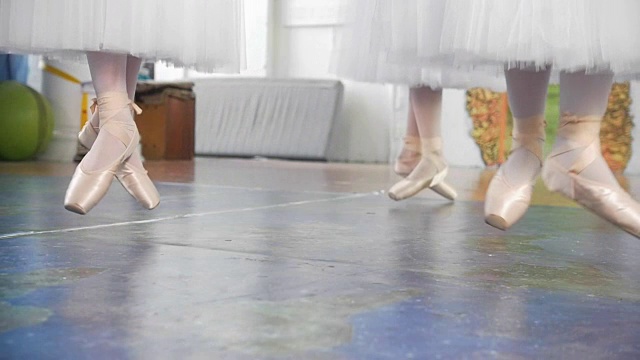 在舞蹈室里跳芭蕾——女人脚上的鞋子——慢动作视频下载