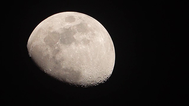 4k:月亮在晚上慢慢落下视频素材
