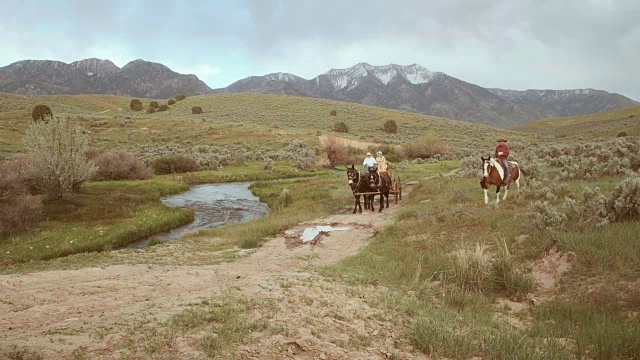 草原上的牛仔马车视频下载