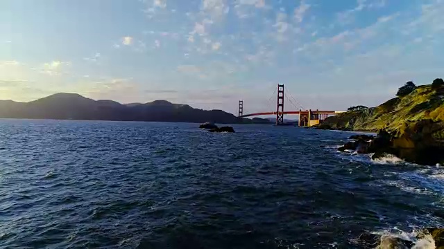 沿着加州旧金山金门大桥附近的落基海滩低角度飞行视频素材