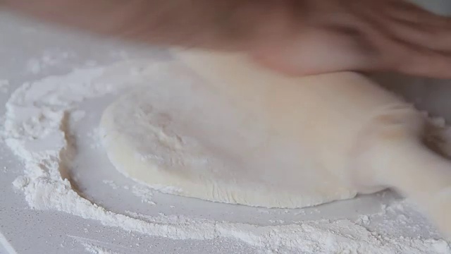 用擀面杖揉面团做面包视频下载