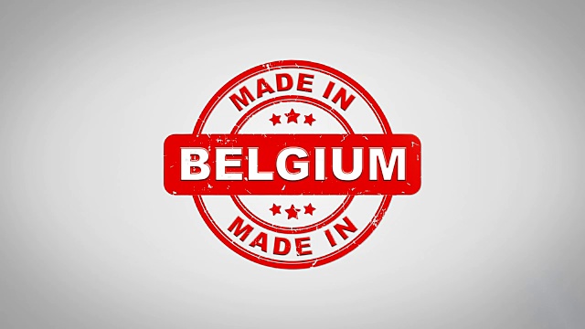 比利时制造签名盖章文字木邮票动画。红色墨水在干净的白纸表面背景与绿色哑光背景包括在内。视频素材