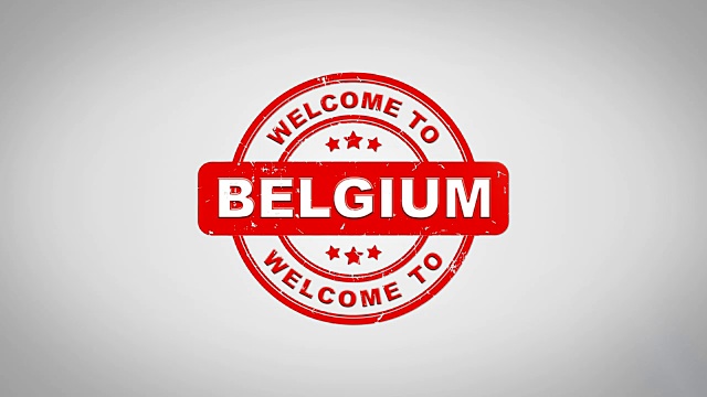 欢迎来到比利时签名盖章文字木邮票动画。红色墨水在干净的白纸表面背景与绿色哑光背景包括在内。视频素材