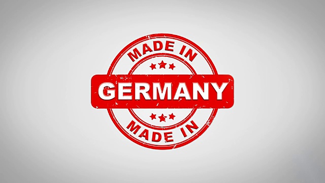 德国制造签名盖章文字木制邮票动画。红色墨水在干净的白纸表面背景与绿色哑光背景包括在内。视频素材