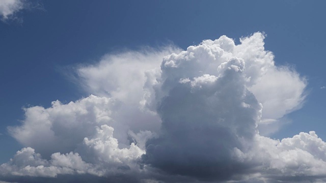 一段时间的夏季风暴形成与移动的高云形成塔视频素材