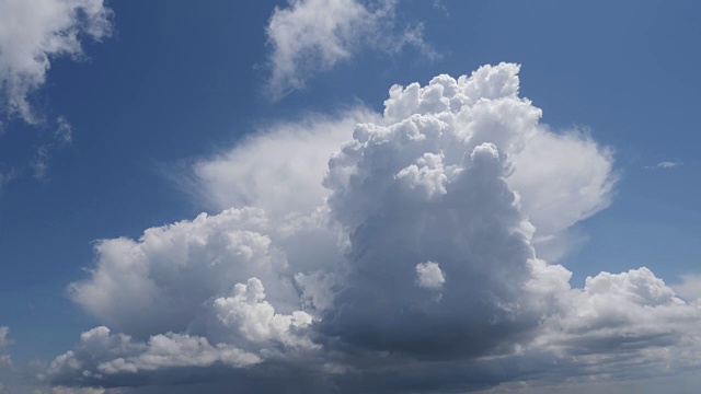 一段时间的夏季风暴形成与移动的高云形成塔视频素材
