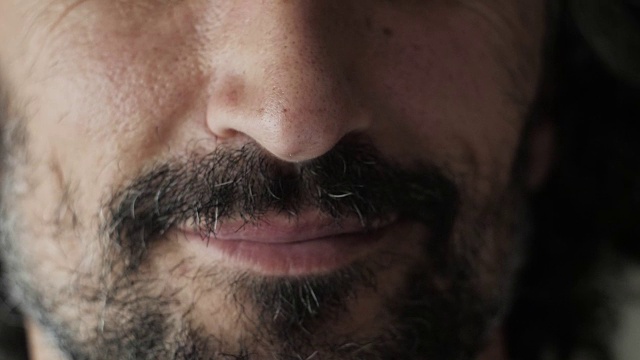 一个微笑的胡须男子的脸的特写视频素材