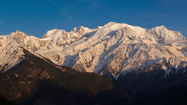 勃朗峰山脉。从日落到黄昏的时间间隔。夏蒙尼，上萨瓦，阿尔卑斯，法国视频素材