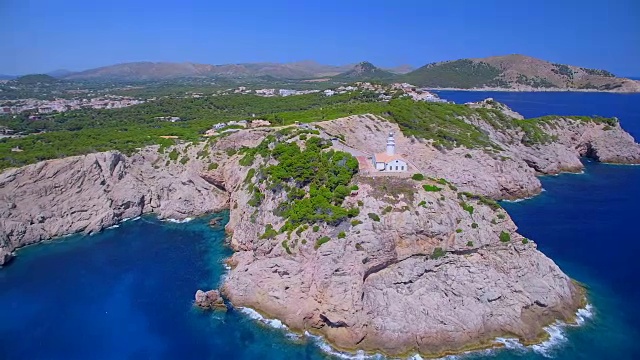 灯塔的Arial视图-远de Capdepera和岩石海岸附近的Cala Rajada -东北海岸西班牙巴利阿里岛马略卡/西班牙视频素材