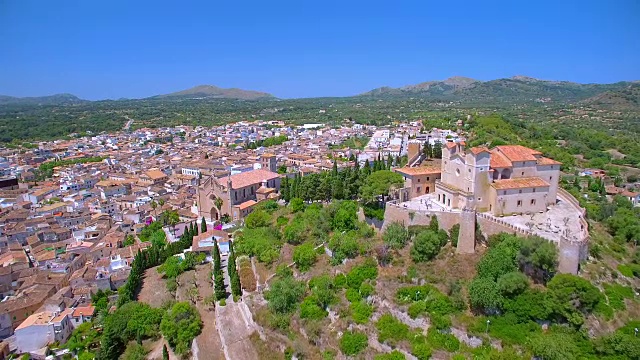 鸟瞰图的西班牙小镇Artà和圣萨尔瓦多(教区教堂和朝圣教堂)在西班牙巴利阿里岛的马略卡视频素材