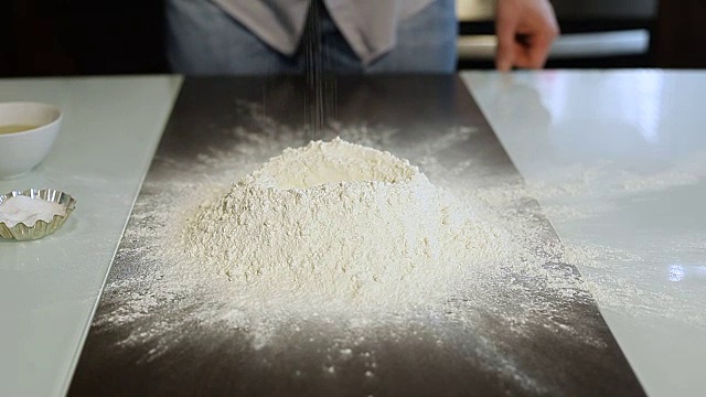 男厨师在面粉里放盐，以便在家烘烤视频下载