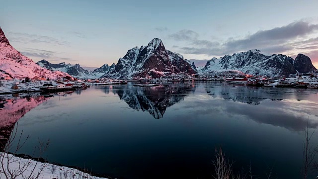 斯堪的纳维亚村庄与周围的山在冬天的早晨延时平移。勒内，罗浮敦群岛，挪威视频下载