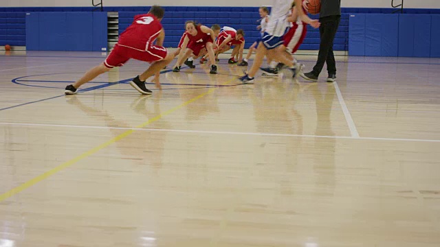 男女混合篮球队在体育馆里跑动视频素材