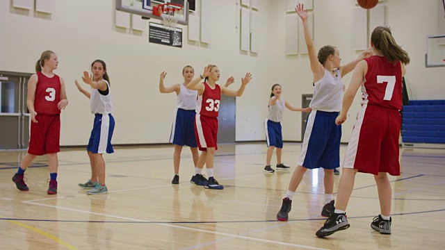 女子篮球训练中的传球训练视频素材