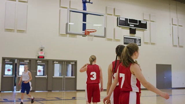 中学女生在篮球练习上篮练习视频素材