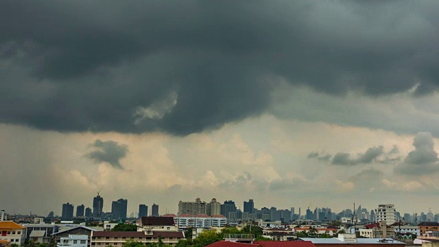 日落在曼谷城市:今晚的一天延时灰色的云天空与城市景观。视频下载