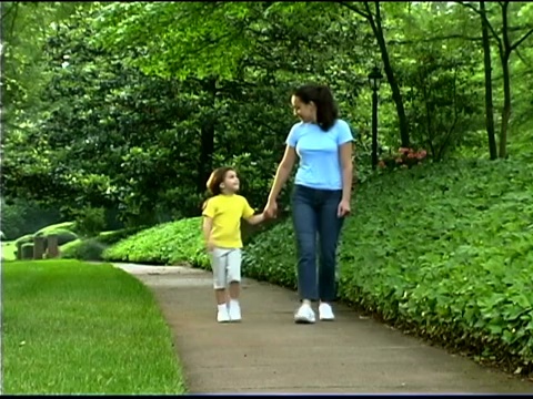 妈妈和女儿在公园散步视频下载