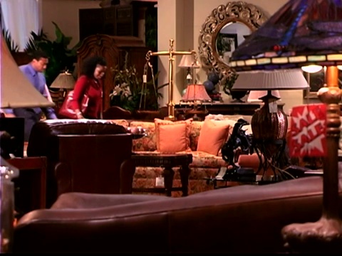 一对夫妇在一个陈列室里买家具的广角镜头。视频素材
