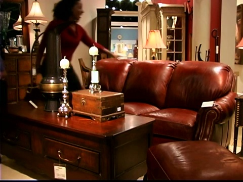 几家家具店，看和坐在一个皮沙发上的陈列室。视频素材