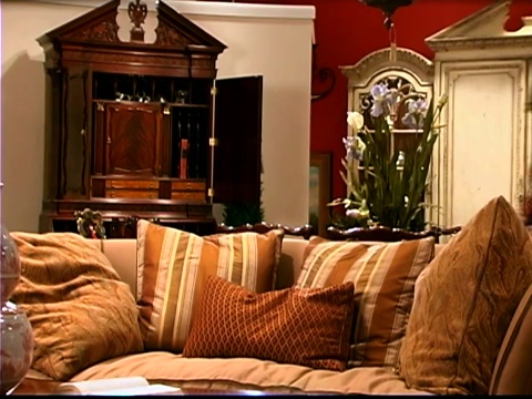 一对夫妇购买客厅家具的中景。视频素材