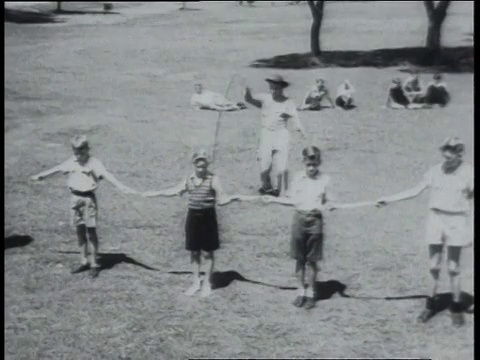 1951年8月蒙太奇牛仔教孩子们如何使用牛鞭视频下载