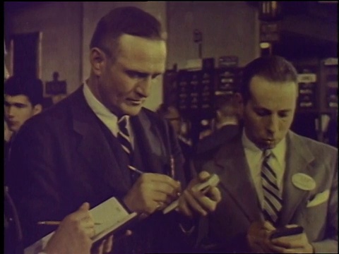 1957年蒙太奇证券交易所交易大厅，交易员在记事本上交谈和书写，在电话中交谈/纽约，美国视频素材