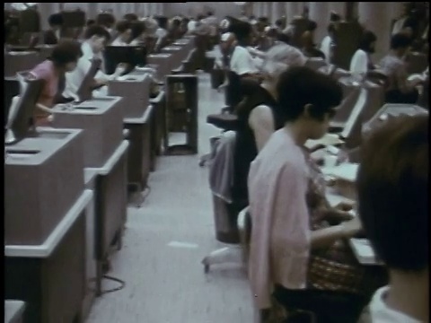 20世纪60年代，美国马里兰州巴尔的摩市，社会保障管理局办公室，工作繁忙的员工视频素材