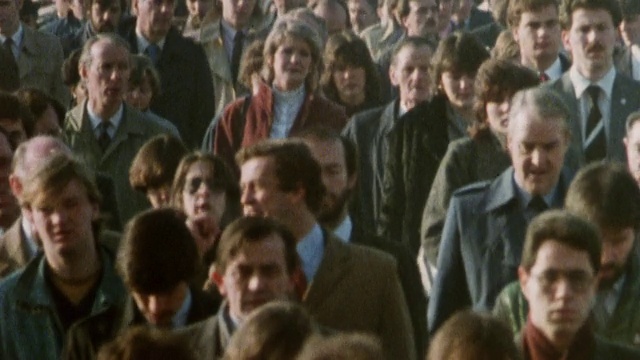 1985 HA一群人在散步/英国伦敦视频下载