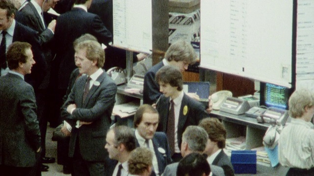 1985蒙太奇伦敦证券交易所交易员中的一名妇女/英国视频下载