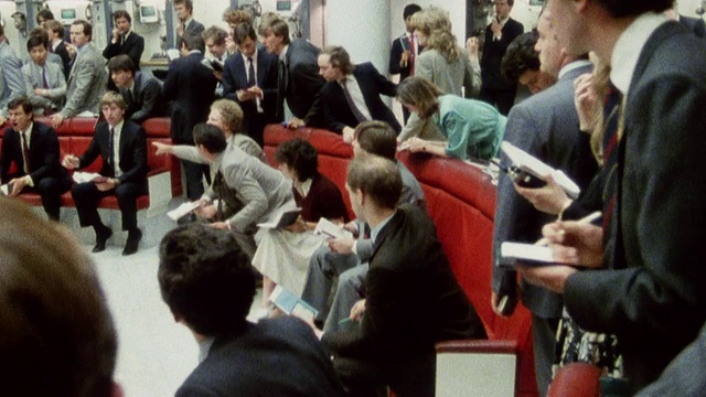 1985年蒙太奇妇女在伦敦证券交易所交易，英国视频下载