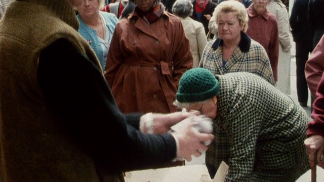 1985年，蒙太奇交易员在伦敦证券交易所的地板上和一个卖鸡蛋的街头小贩/伦敦城，英国视频下载