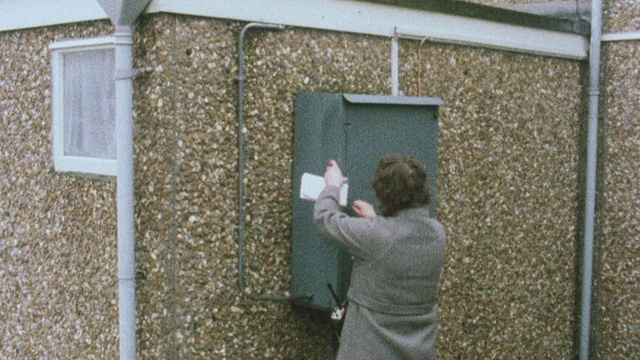 1983年，蒙太奇移动看守在检查一排排梯田公寓的警报/英国视频素材