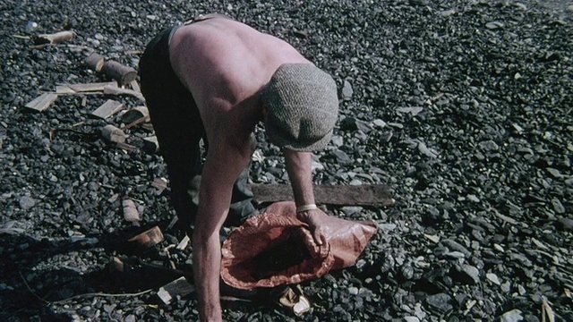 1978蒙太奇采煤工在海滩上收集煤块，夫妇在海滩上散步，行人爬楼梯，坐在拖车前/英国达勒姆视频下载