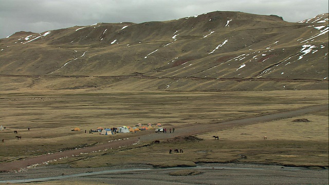 HA车辆和远足者在一个山脚下和土路旁边的基地营地视频下载