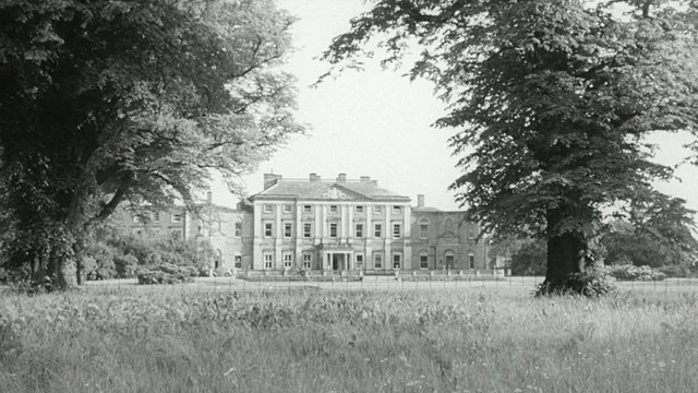 1948年，在英国诺丁汉郡斯坦福大学大厅，学生们在大学校园里散步视频下载
