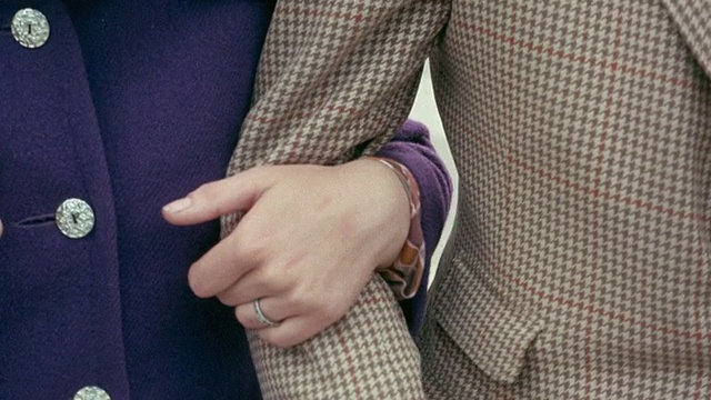 1972蒙太奇夫妇手挽手散步，叙述者讨论帮助那些不能帮助自己的人的重要性/英国视频下载