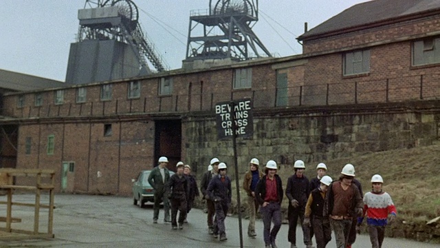 1971年，英国TS集团矿工在工厂外散步视频下载