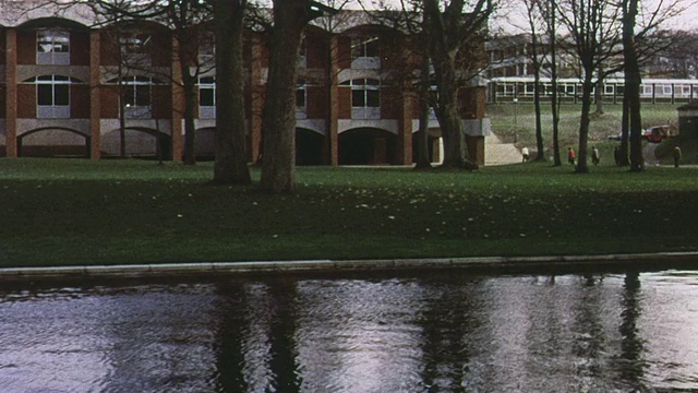 苏塞克斯大学的红砖建筑和场地，学生们正在校园里散步/布莱顿，英国视频下载