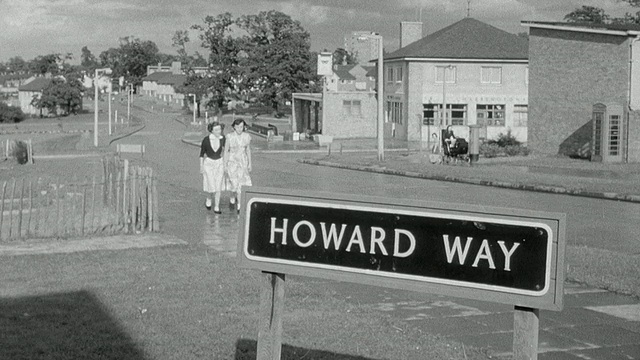 英国，HA镇居民沿着Howard Way / Harlow散步视频下载
