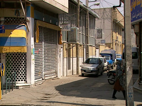 伊朗庫姆的阿拉伯婦女穿著長袍走在小巷里視頻素材