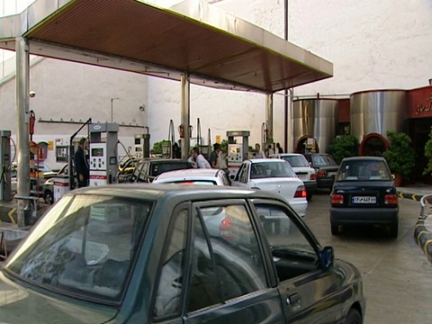 伊朗德黑蘭，汽車在一個繁忙的加油站排隊加油視頻素材