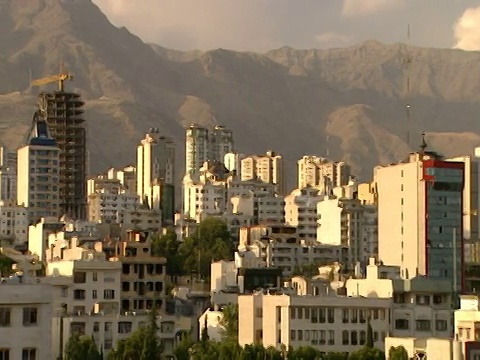 PAN城市天際線與阿爾伯茲山脈在遠處/德黑蘭，德黑蘭，伊朗視頻素材
