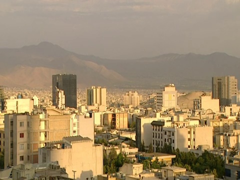藍色的天空和稀薄的云在城市天際線和遠處的阿爾伯茲山脈/德黑蘭，德黑蘭，伊朗視頻素材